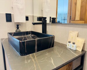 Secadora de cabello, bidet, toallas