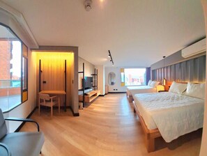 Superior-Zimmer, 2 Queen-Betten, Balkon | Minibar, Zimmersafe, Schreibtisch, Verdunkelungsvorhänge
