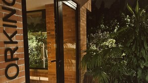 A modern building entrance with glass doors and a sign reading "CONWORKING". - Hotel Casa Victoria Medellín (Medellín)