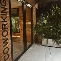 32-tommu LCD-sjónvarp með kapalrásum, sjónvarp.