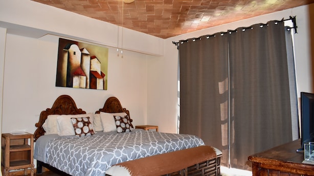 Standard Room, 1 King Bed | Iron/ironing board (on request), free WiFi, bed sheets - Casa Los Relojes (San Miguel de Allende)