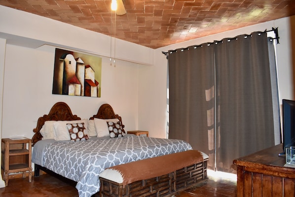 Standard Δωμάτιο, 1 King Κρεβάτι | Σίδερο/σιδερώστρα, δωρεάν Wi-Fi, κλινοσκεπάσματα