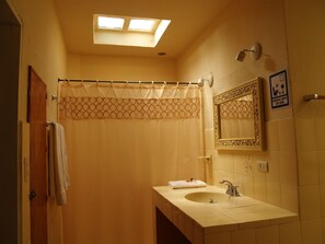 Standardzimmer, 2 Doppelbetten | Badezimmer | Dusche, kostenlose Toilettenartikel, Haartrockner, Handtücher