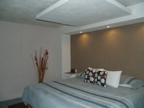 Habitación estándar, 1 cama King size | Tabla de planchar con plancha, wifi gratis y ropa de cama 
