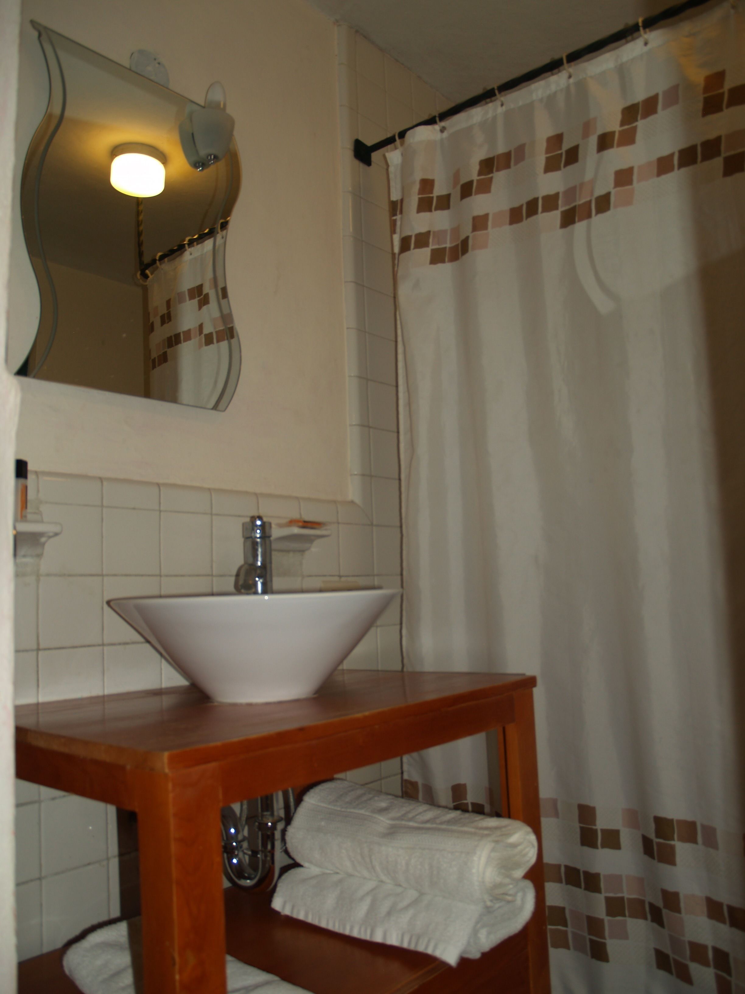 Standard Room, 1 King Bed | Bathroom sink