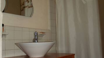 Standard Room, 1 King Bed | Bathroom sink