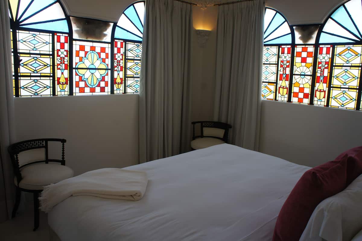 Premium bedding, in-room safe, desk, WiFi (free)