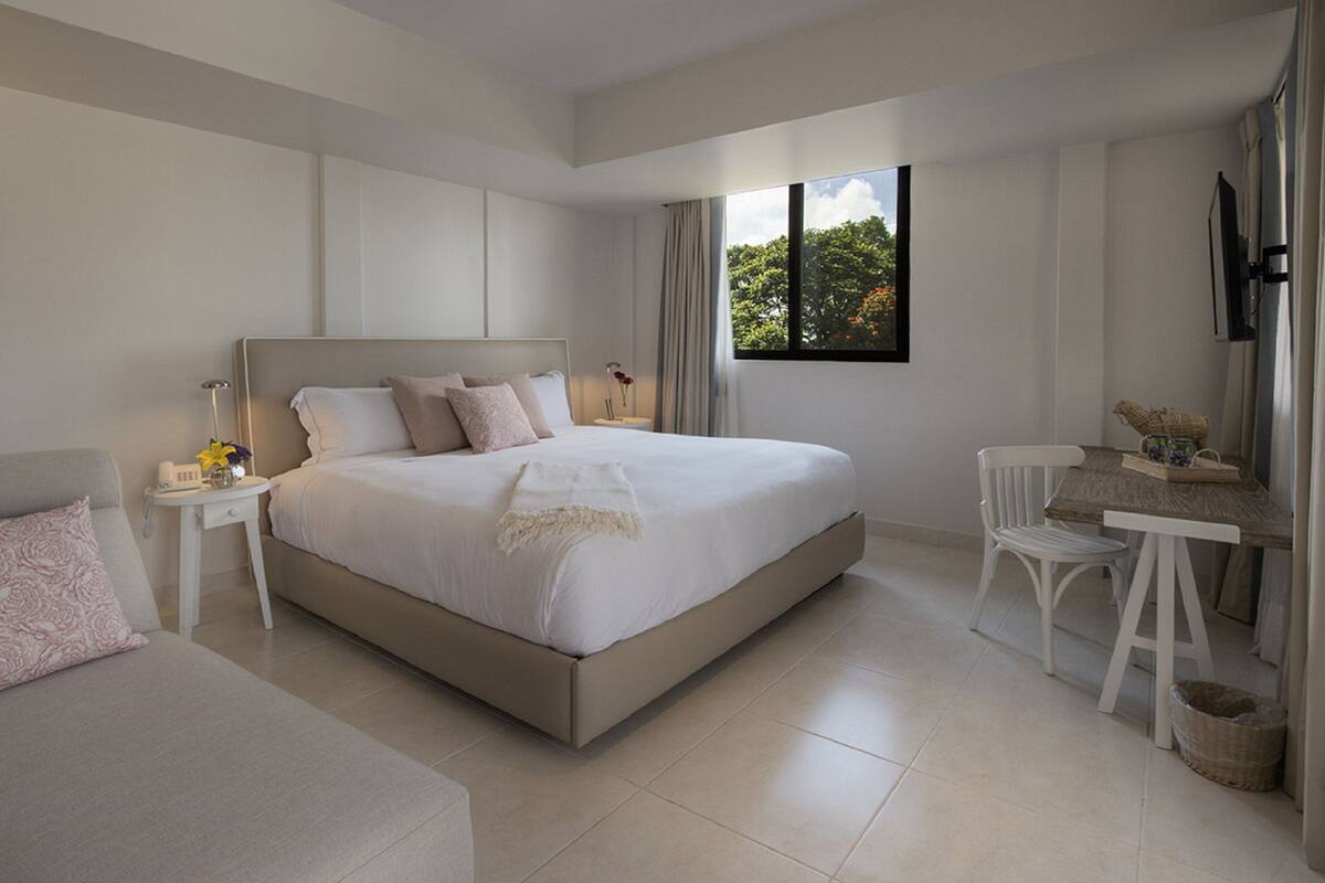 Premium bedding, in-room safe, desk, WiFi (free)