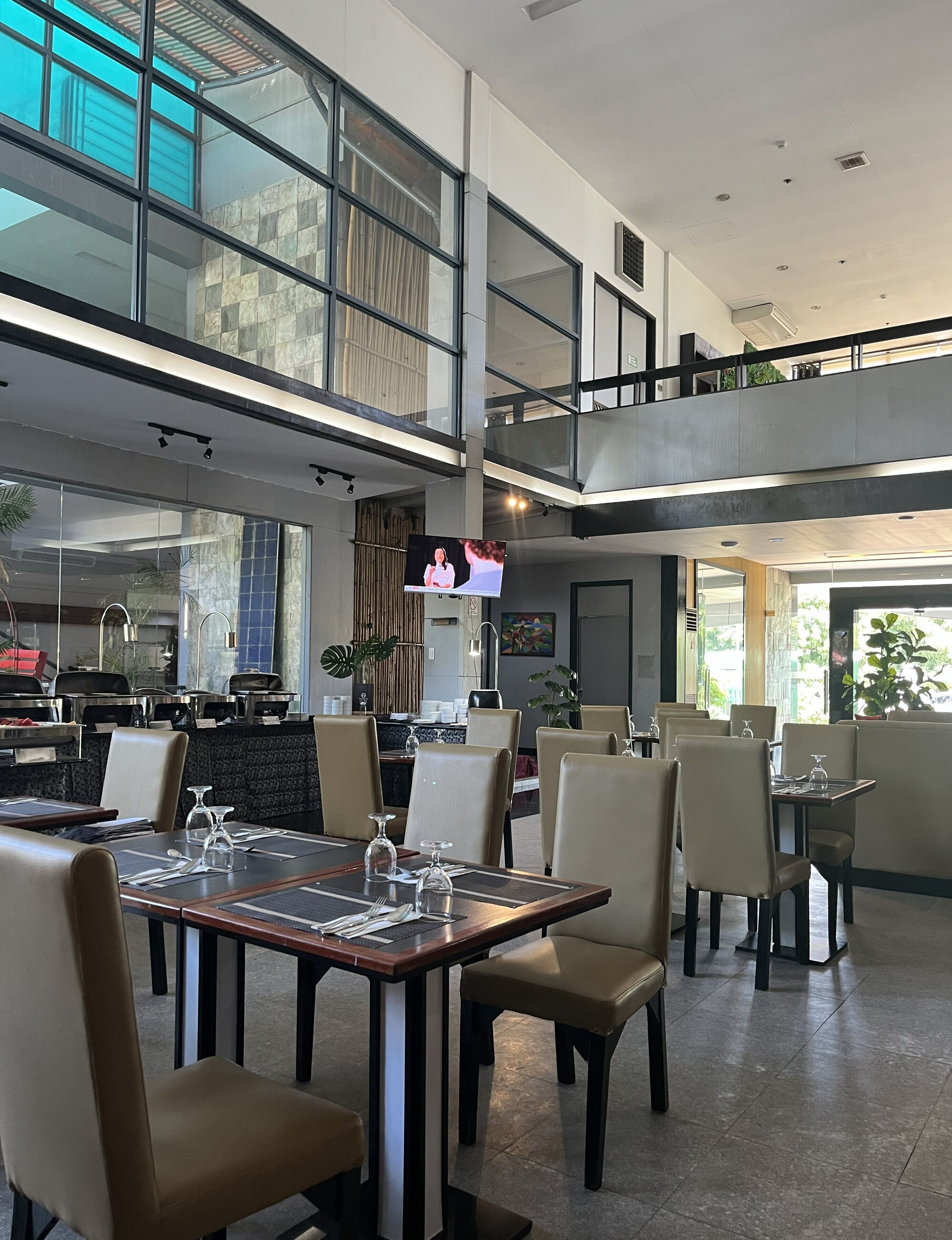 2 restaurants; breakfast, lunch, and dinner served