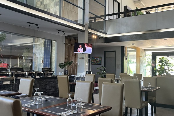 2 restaurants; breakfast, lunch, and dinner served