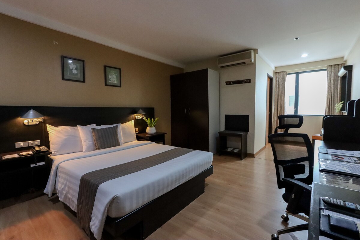 Cofres nos quartos, escrivaninha, cortinas blackout