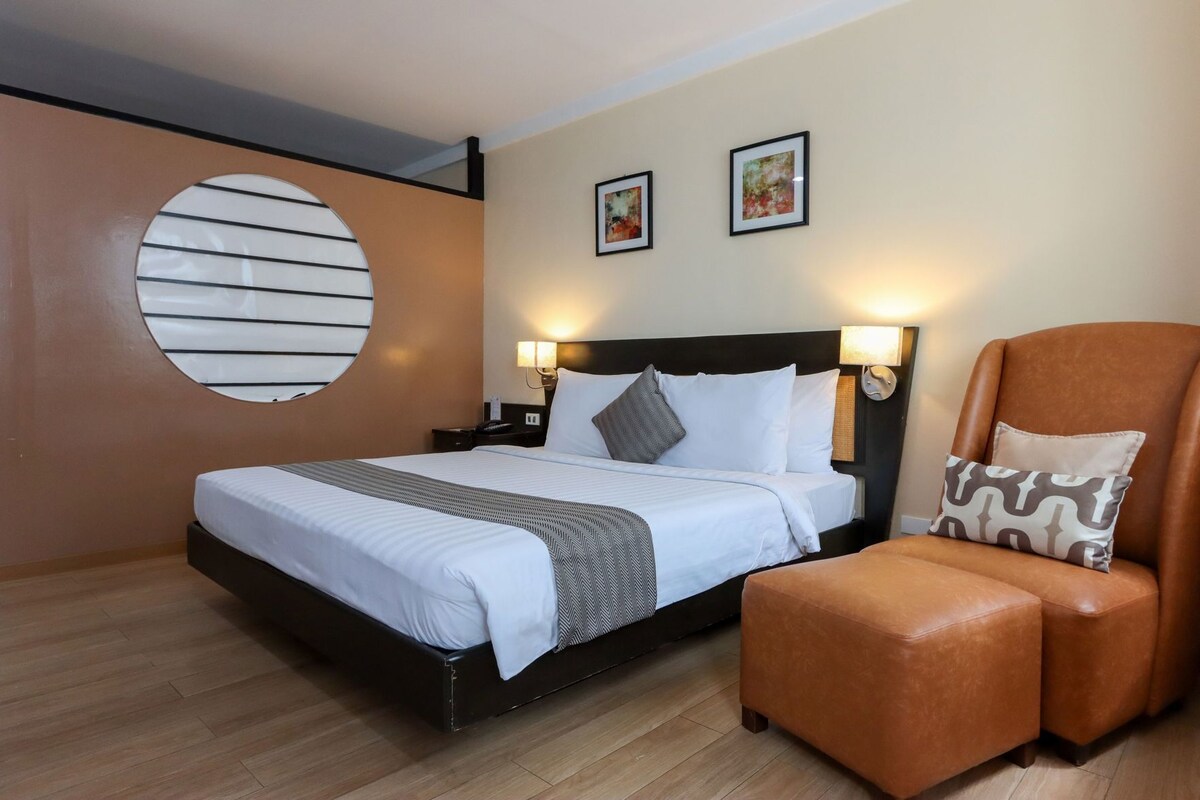 Cofres nos quartos, escrivaninha, cortinas blackout