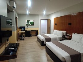 Premiere Room | In-room safe, desk, blackout drapes, iron/ironing board