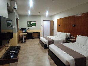 Habitación Premier | Caja de seguridad en la habitación, escritorio y cortinas blackout