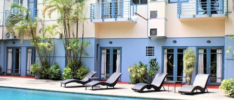 Piscine extérieure, parasols de plage, chaises longues