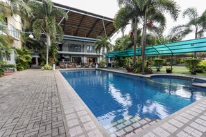 Outdoor pool, open 6:00 AM to 8:00 PM, pool umbrellas, pool loungers - Technopark Hotel (Santa Rosa)