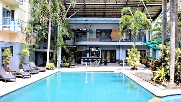 A pool area with lounge chairs and a bar. - Technopark Hotel (Santa Rosa)