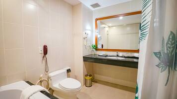 Une salle de bain moderne équipée de toilettes, d’un lavabo et d’un téléphone.