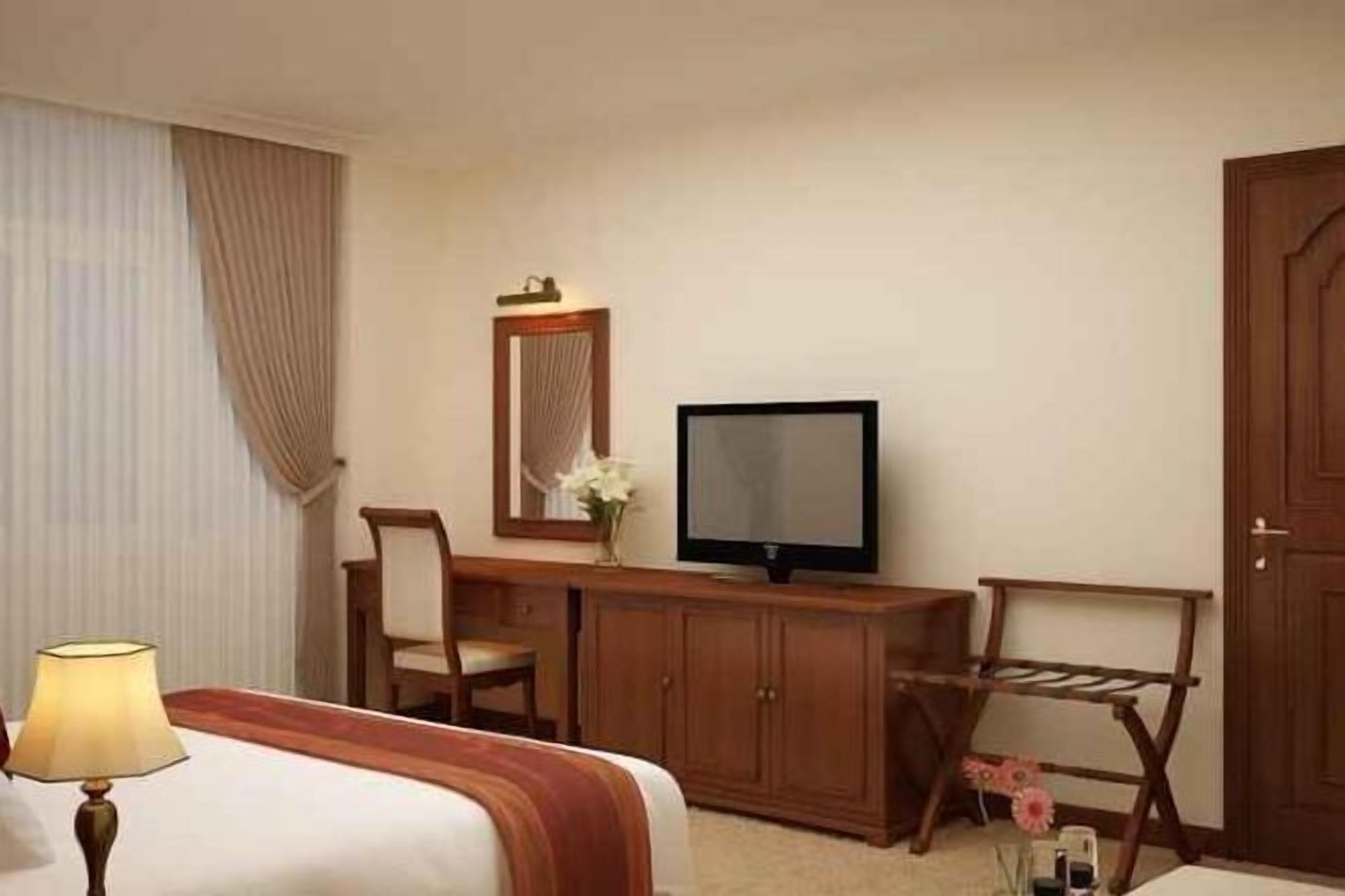 Premium bedding, minibar, in-room safe, desk