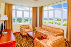 Executive Suite | Living area | 32-inch LCD TV with cable channels, TV