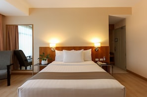Deluxe Queen Room | Premium bedding, in-room safe, desk, laptop workspace