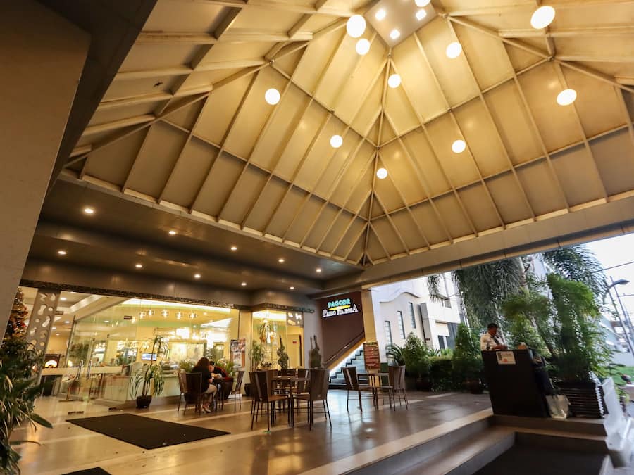 Fachada da propriedade à noite