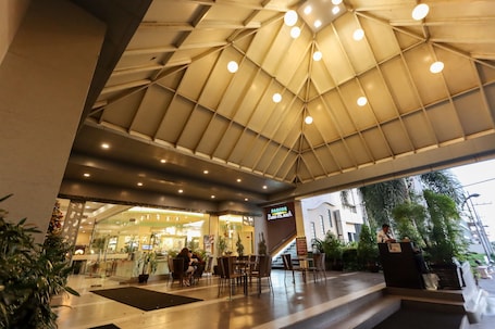 Fachada da propriedade Ć noite