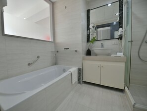 Junior suite | Badkamer | Gratis toiletartikelen, een haardroger, pantoffels, handdoeken