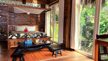 Minibar với thức ăn, đồ uống miễn phí, két bảo mật tại phòng, bàn