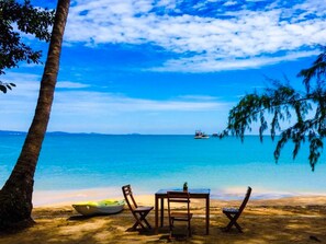 Private beach, white sand, sun loungers, beach umbrellas - Bamboo Cottages (Phu Quoc)