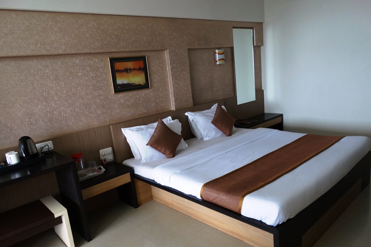 Desk, rollaway beds, free WiFi