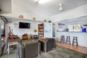 Lounge - Bush Village Holiday Cabins (Cannonvale)