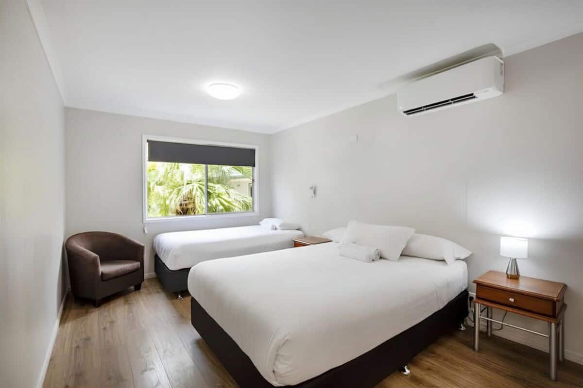Estúdio básico, várias camas | Cortinas blackout, roupa de cama