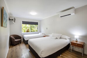 Standard Triple Room | Blackout drapes, bed sheets