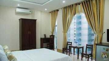 Phòng Deluxe, 1 giường đôi, quang cảnh thành phố | Bộ đồ giường cao cấp, minibar, két bảo mật tại phòng, bàn