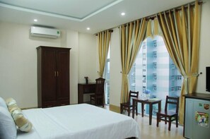 Deluxe Room, 1 Double Bed, City View | Premium bedding, minibar, in-room safe, desk - Huong Binh Hotel Da Nang (Da Nang)