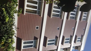 Un edificio moderno con múltiples ventanas y techo marrón.