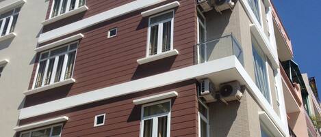 Vista frontal de la propiedad