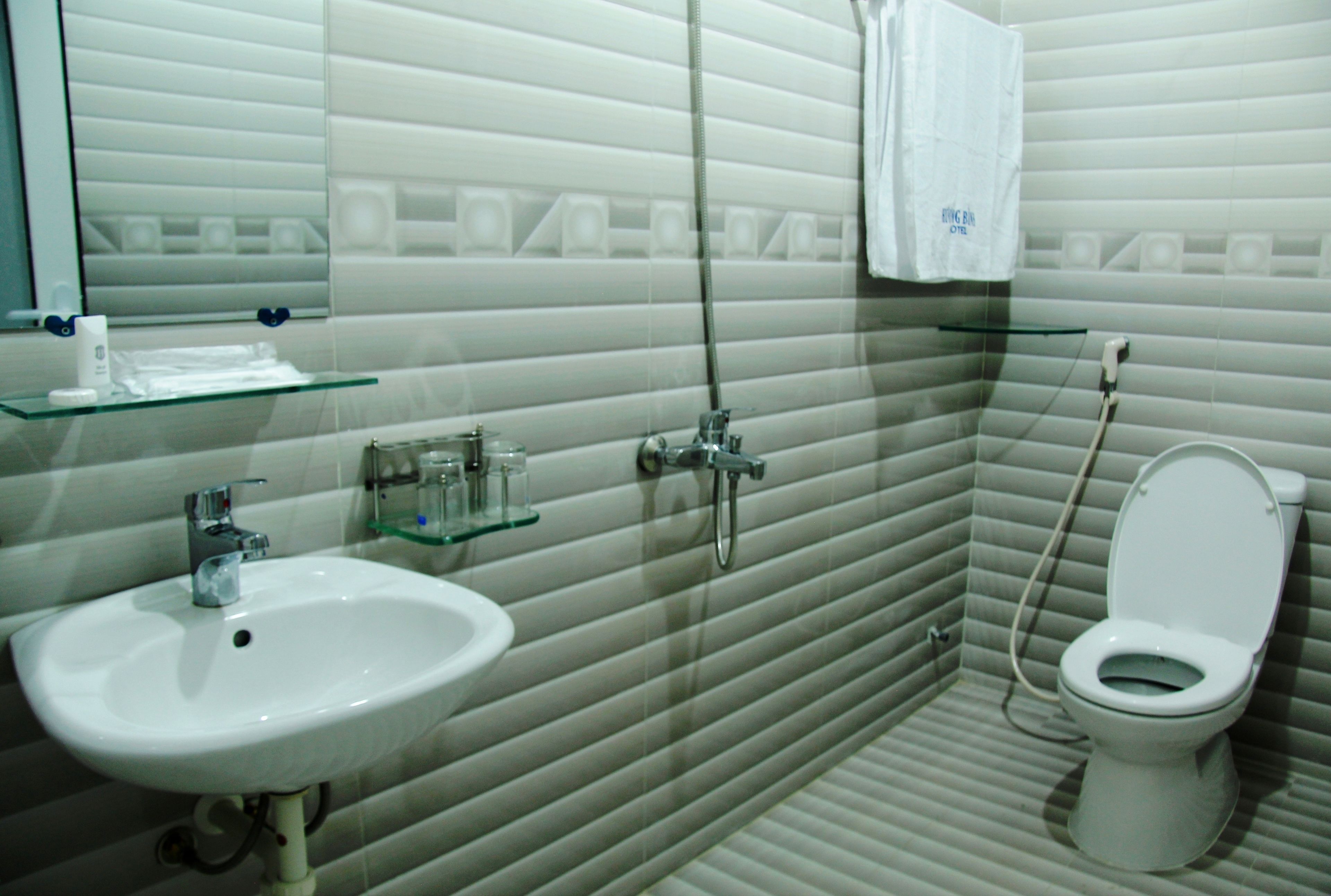 deluxe room, 2 single beds, city view | bathroom | shower, towels