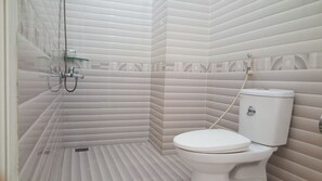 Chambre supérieure, 2 lits jumeaux | Salle de bain | Douche, serviettes fournies