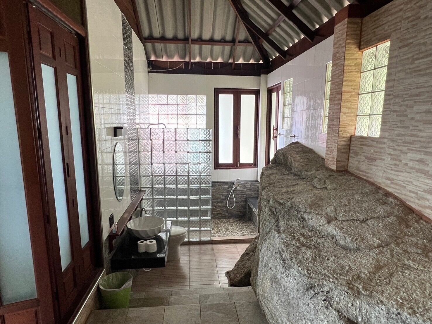 top bar family | bathroom | shower, free toiletries, towels