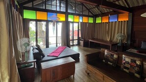 A room with a high ceiling, large windows, and a wooden bench. - Smile Bungalows (Ko Pha-ngan)