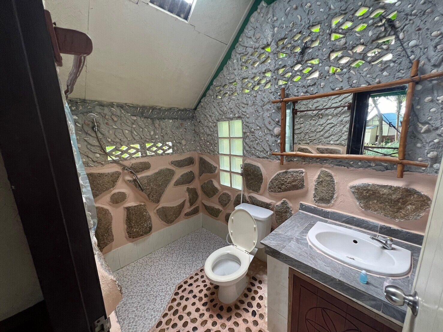 family bungalow | bathroom | shower, free toiletries, towels