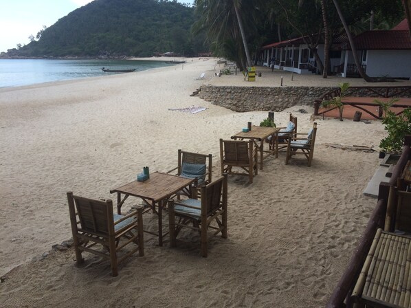 On the beach, scuba diving, snorkeling, beach bar - Smile Bungalows (Ko Pha-ngan)