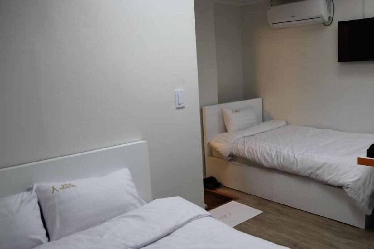 Free WiFi, bed sheets