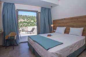 Habitación Deluxe con 1 cama doble o 2 individuales | Ropa de cama hipoalergénica, minibar, mobiliario individual