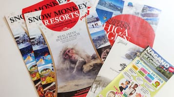 Een verzameling reisbrochures voor Nagano, Japan, met informatie over vakantieoorden en lokale bezienswaardigheden.