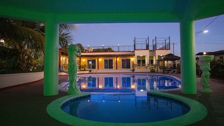 Piscina interna, funciona das 14h às 21h, barracas de cortesia. Beach Garden Hotel