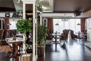 Der serveres aftensmad og middelhavsretter 