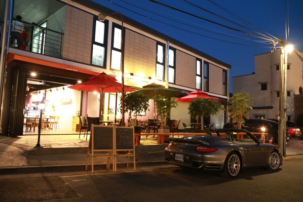 Experience the vibrant city atmosphere from the ground-floor restaurant's outdoor seating area, where you can enjoy a meal under the stars.